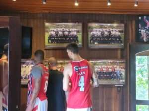 Elenco do Basquete Sao Paulino visita o CFA de Cotia